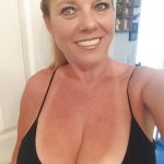 Lyvie est une cougar qui veut un rdv sexe